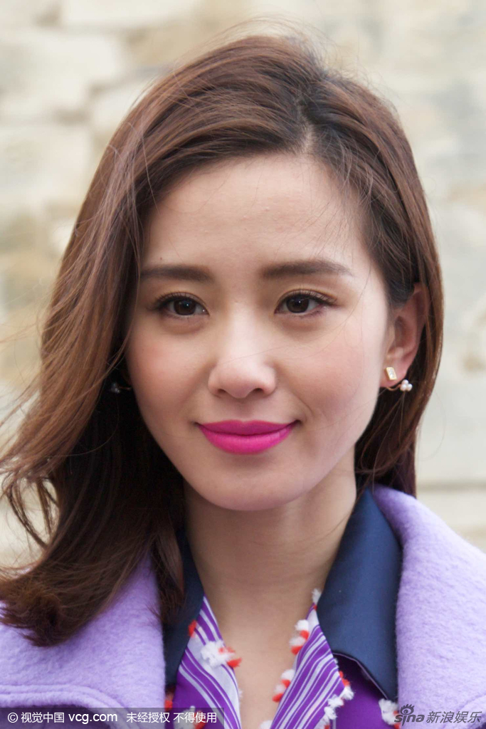 刘诗诗现身巴黎时装周 紫衣红唇气质优雅