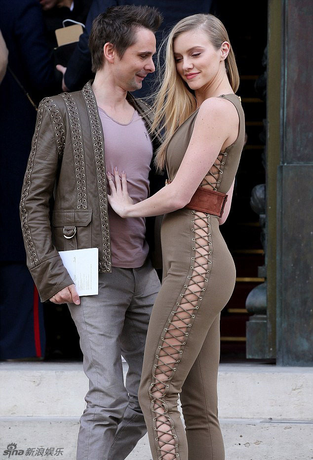 马修携女友情侣装出席时装周甜蜜kiss秀恩爱