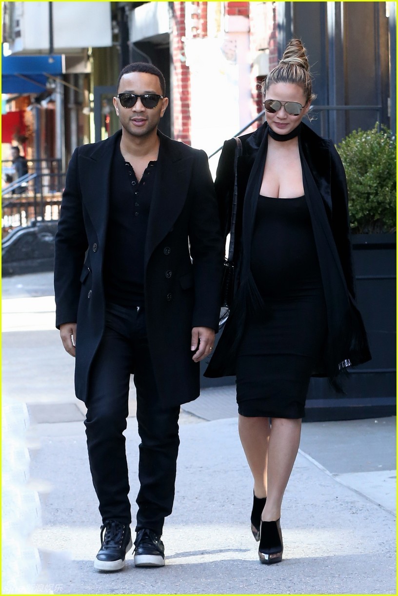 约翰传奇紧牵妻子出街