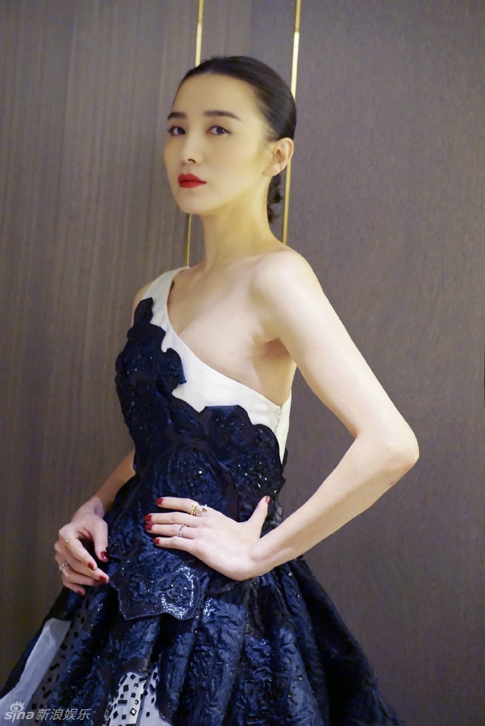 宋佳烈焰红唇超妩媚 优雅礼服秀香肩