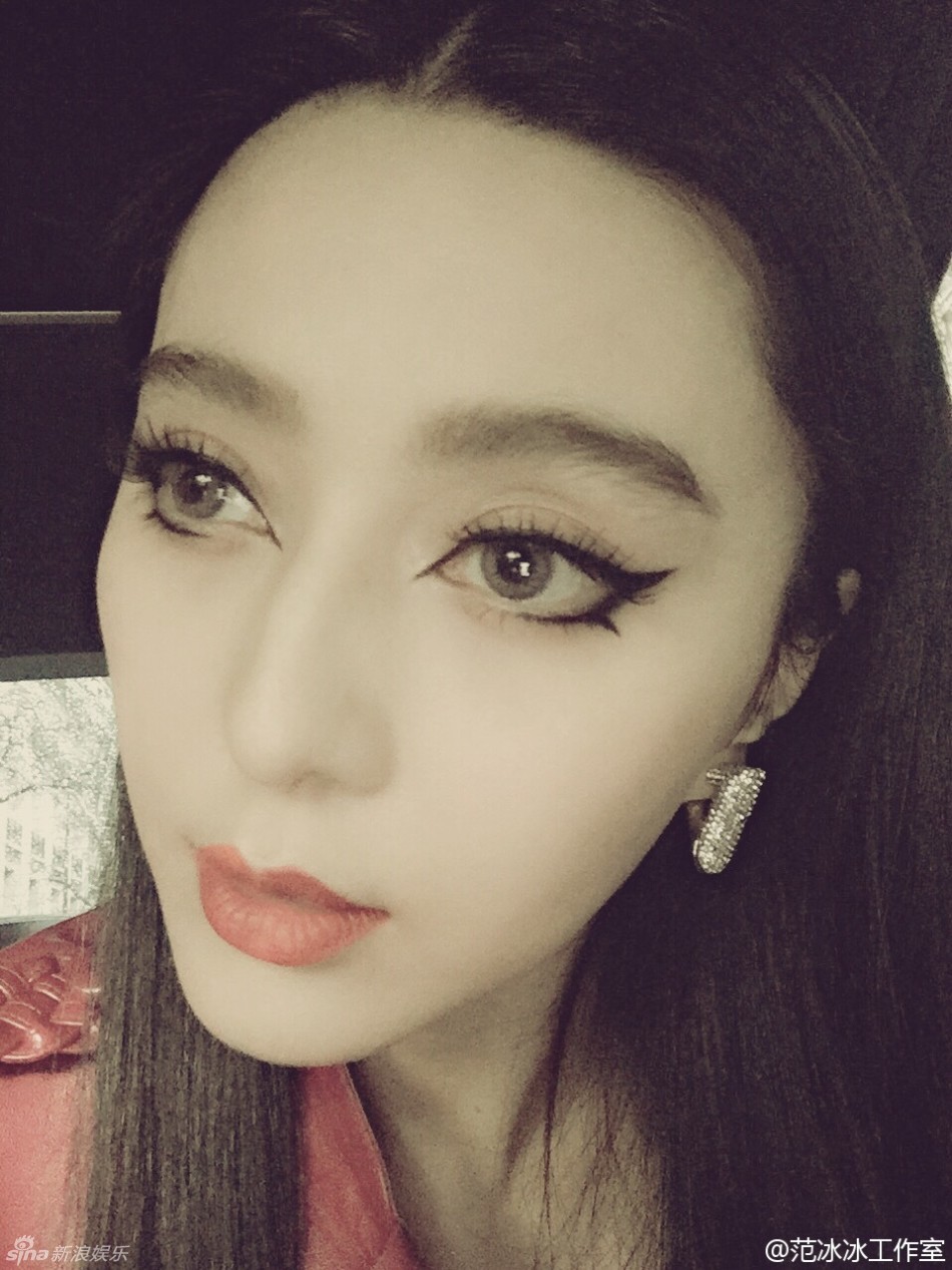 范冰冰穿红色皮大衣,眼线红唇魅惑,浑身妖气冲天,好似性感的女战士!