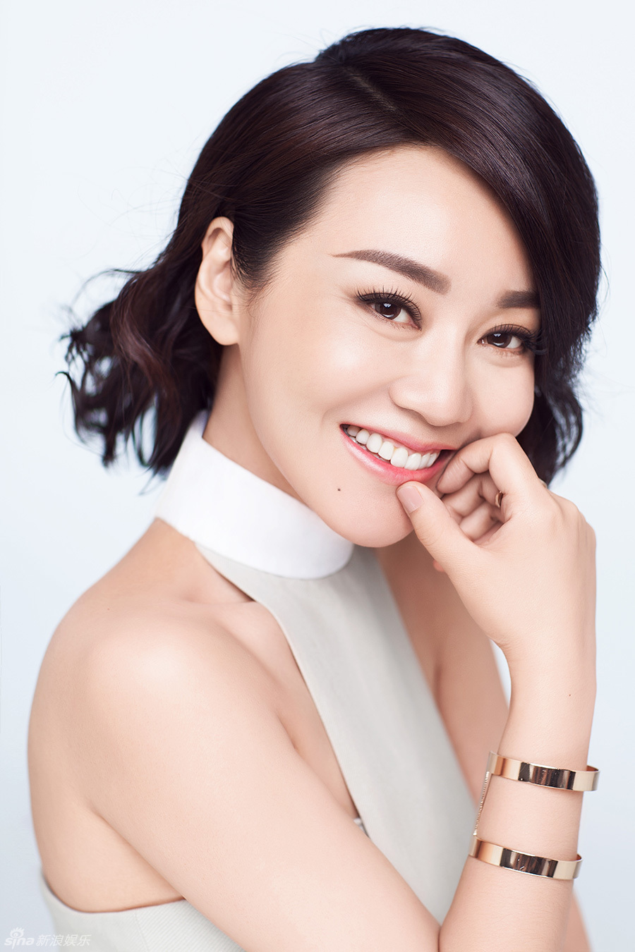 3月10日,闫妮的一组全新写真在她的生日之际曝光,复古的发型和妆容