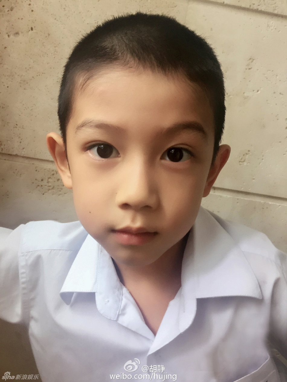胡静儿子剃头变一休哥 眼大闪亮帅气依旧