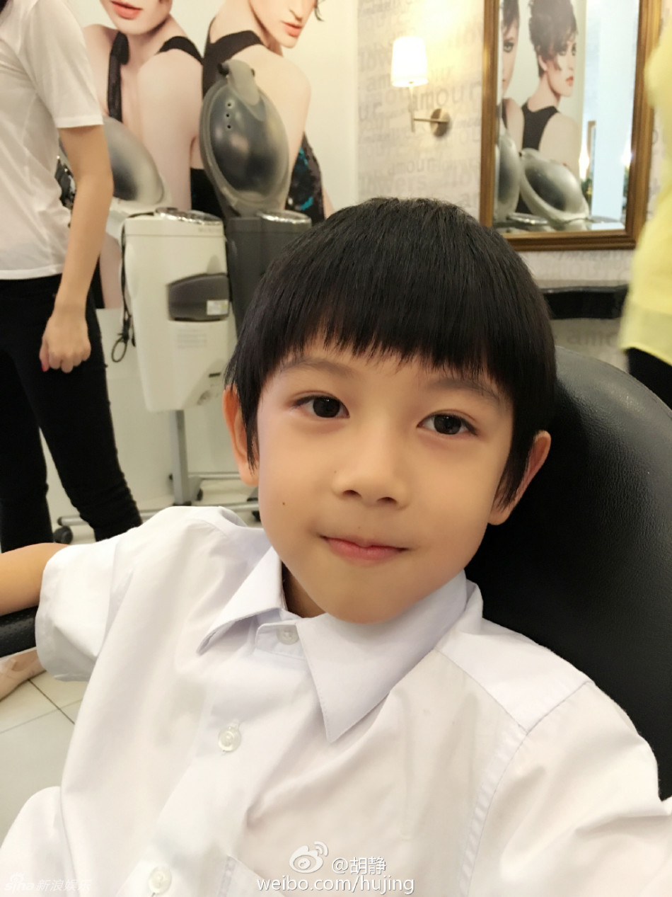 胡静儿子剃头变一休哥 眼大闪亮帅气依旧