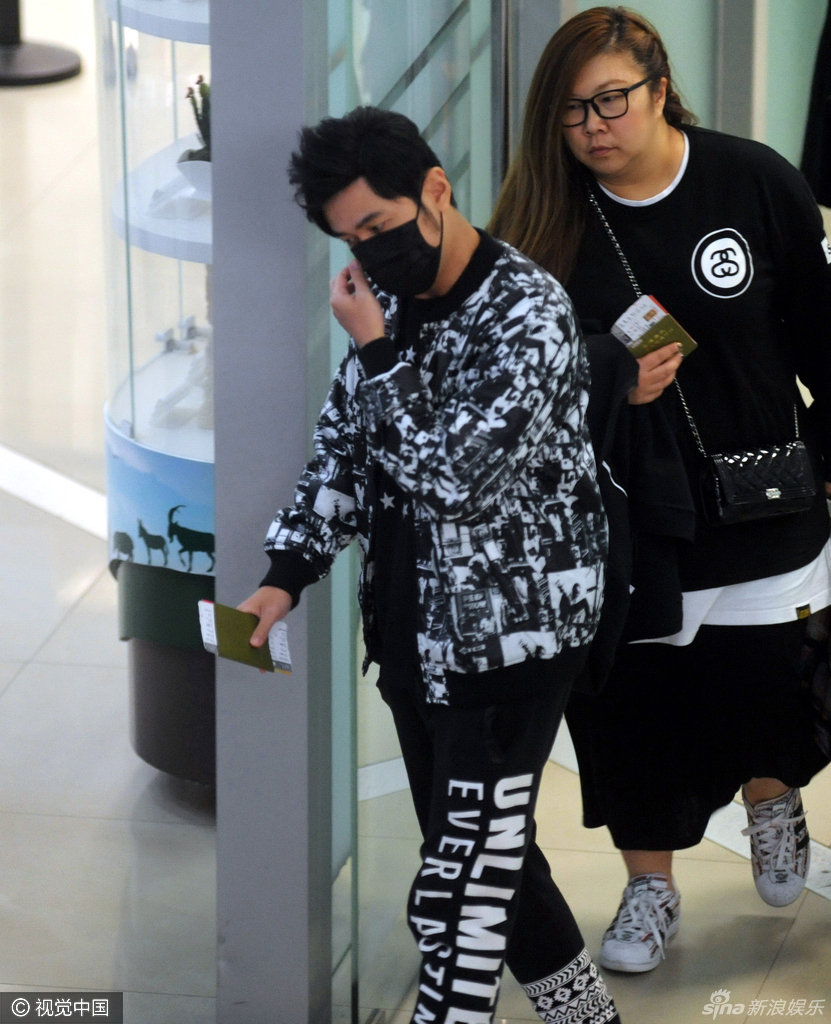 周杰伦戴口罩现身机场 遭粉丝围堵