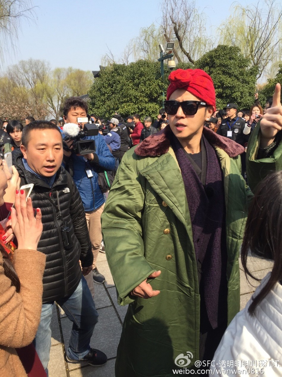 极限男人帮齐穿军大衣,罗志祥头戴红头巾.