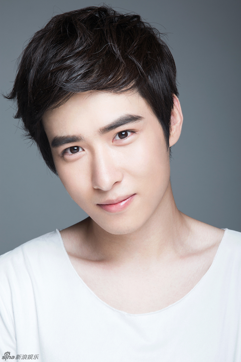 吴昊泽春日写真清新养眼