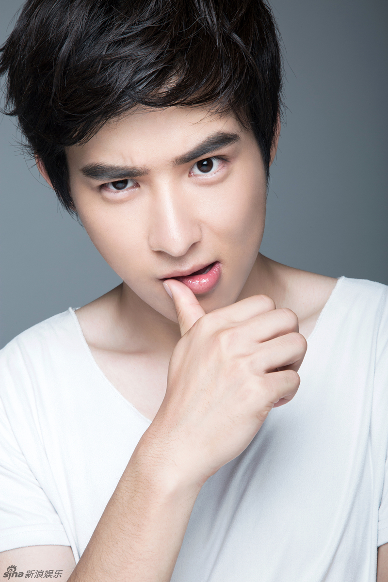 吴昊泽春日写真清新养眼