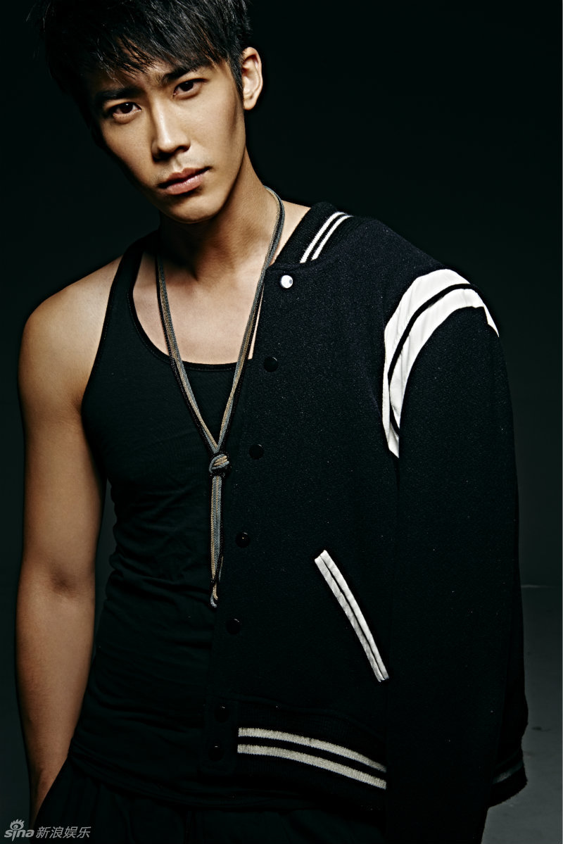新浪娱乐讯 新晋男神冉旭曝光一组写真.