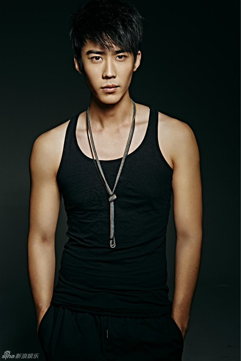新浪娱乐讯 新晋男神冉旭曝光一组写真.