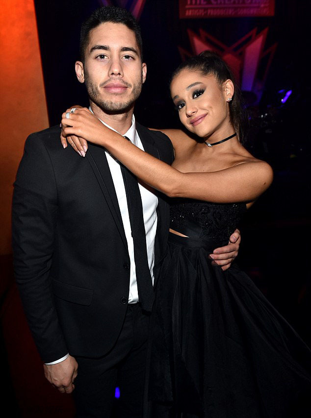 组图:爱莉安娜于周六趴体夜与情郎缠绵拥抱激吻