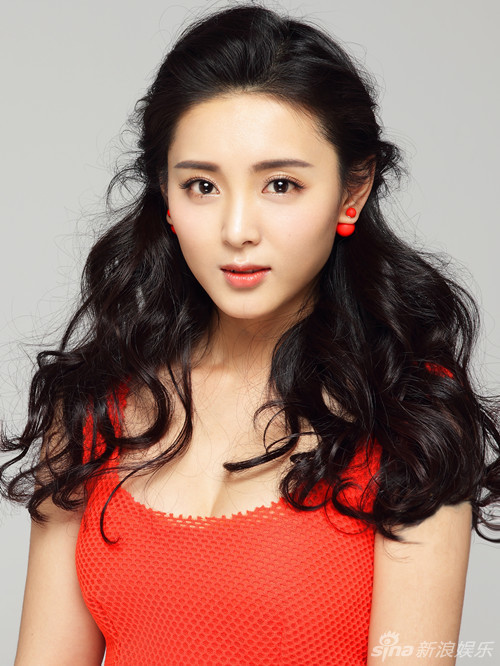 1 / 7 新浪娱乐讯 近日,演员刘佳曝光了一组复古写真.