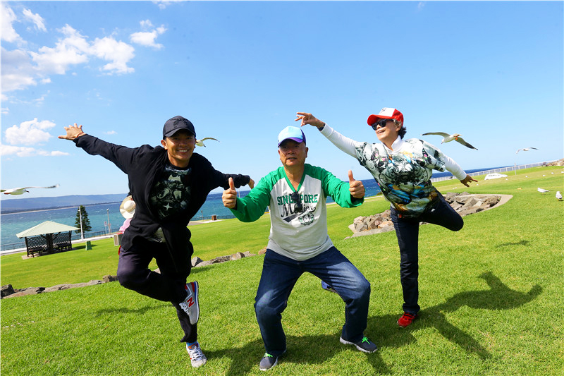 印小天大鹏展翅与父母搞怪合影