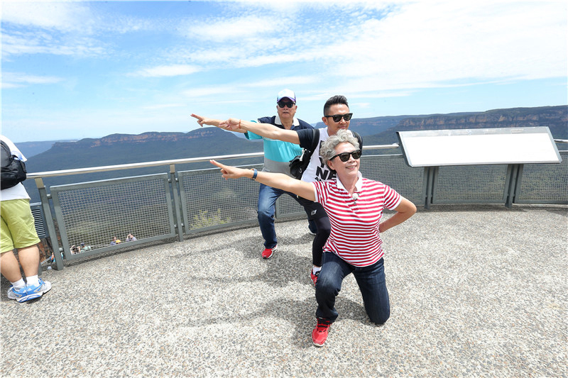 组图:印小天搞怪合影 "高颜值家族"萌神附体