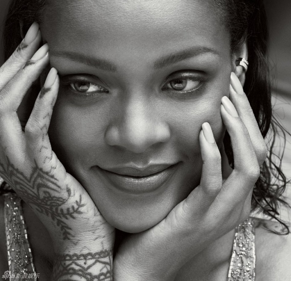 蕾哈娜封面大片曝光 真空上阵黑纱遮半球