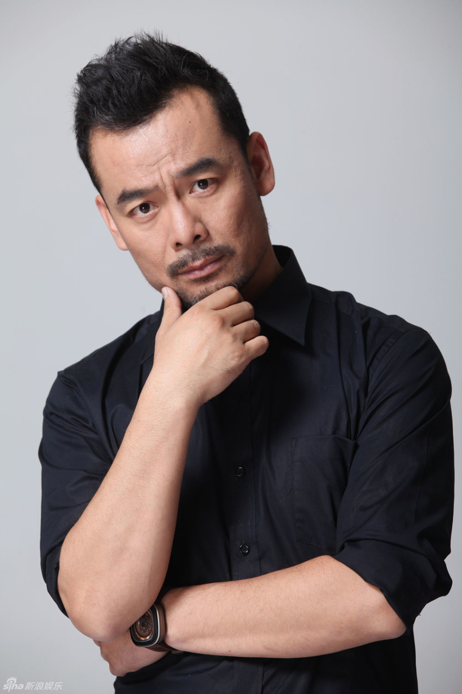 宋佳伦黑衫尽显身材