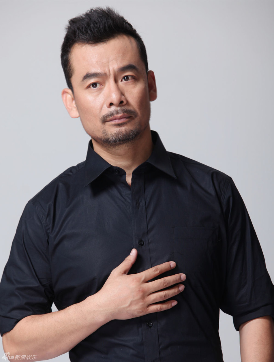 宋佳伦黑衫尽显身材