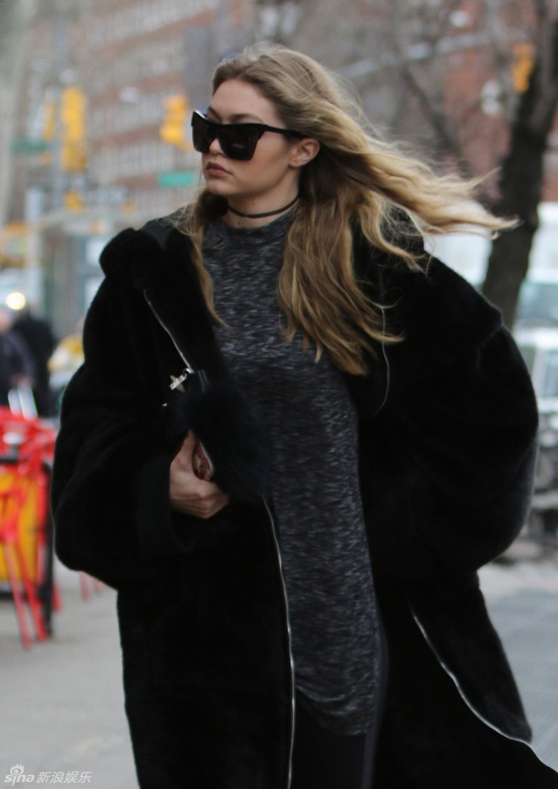 新浪娱乐讯 当地时间3月17日,吉吉-哈迪德 (gigi hadid)现身纽约街头