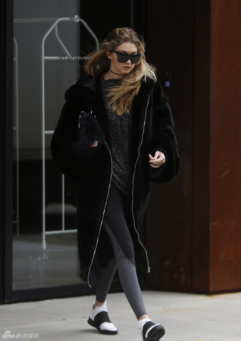 新浪娱乐讯 当地时间3月17日,吉吉-哈迪德 (gigi hadid)现身纽约街头