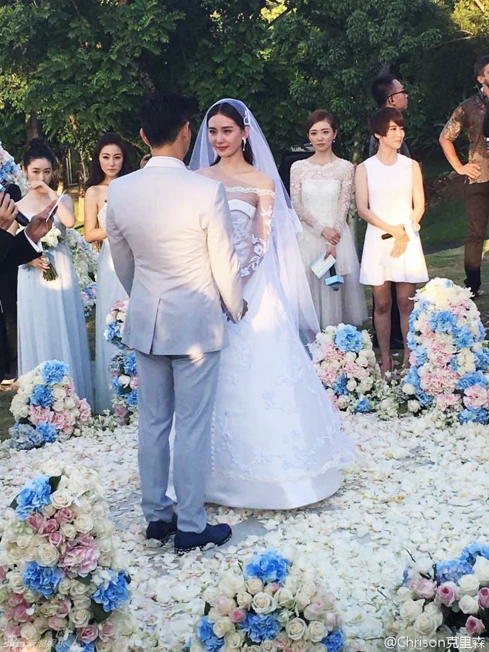 新浪娱乐讯 3月20日,吴奇隆和刘诗诗在巴厘岛举行婚礼.