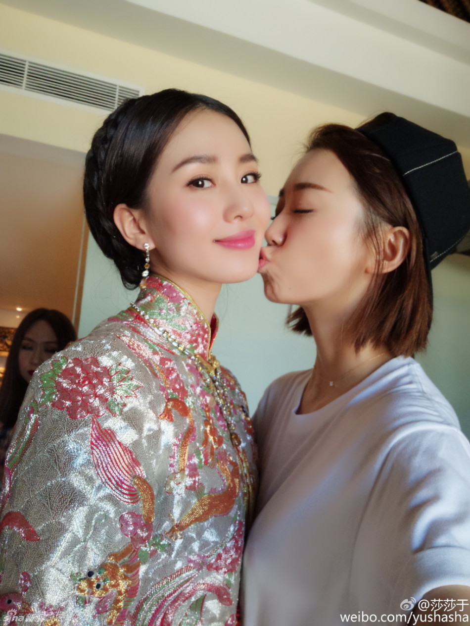 看得出伴郎伴娘个个都玩得比较high,于莎莎更是向新娘刘诗诗索吻,羡慕