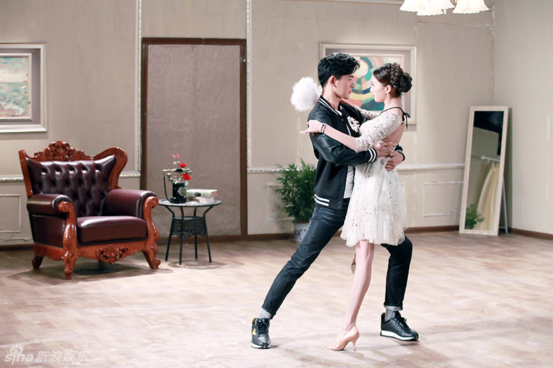 组图:乔振宇跳舞花絮曝光 眼神迷人显舞者优雅_高清图集_新浪网