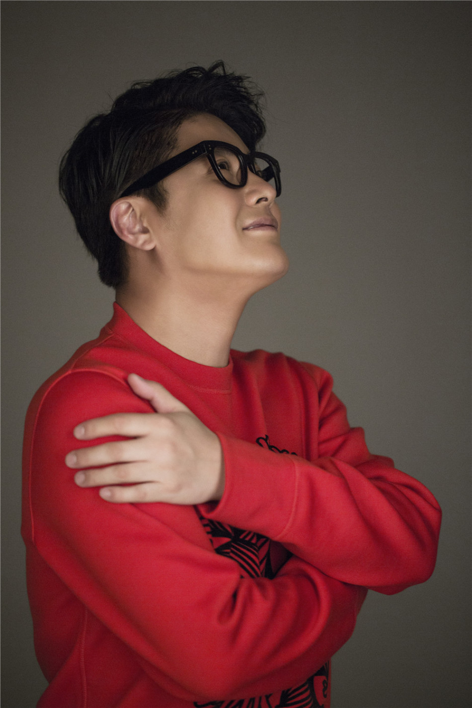 新浪娱乐讯 今日,青年歌唱家金霖曝光了一组红色暖春写真,随性笑容