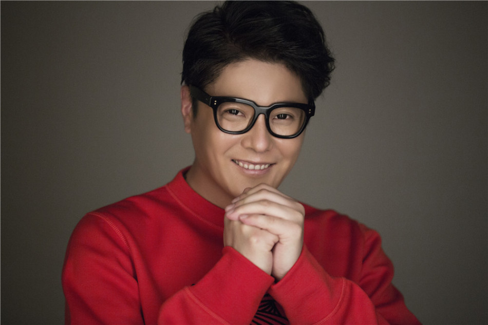 新浪娱乐讯 今日,青年歌唱家金霖曝光了一组红色暖春写真,随性笑容