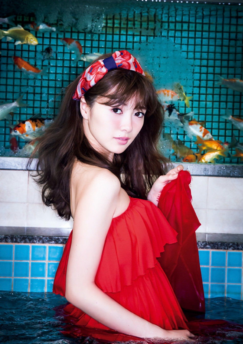 日少女偶像白石麻衣泳池写真 显少女娇媚