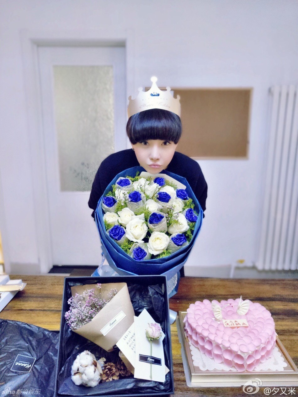 组图:高晓松前妻庆28岁生日 手捧鲜花开怀大笑_高清图集_新浪网