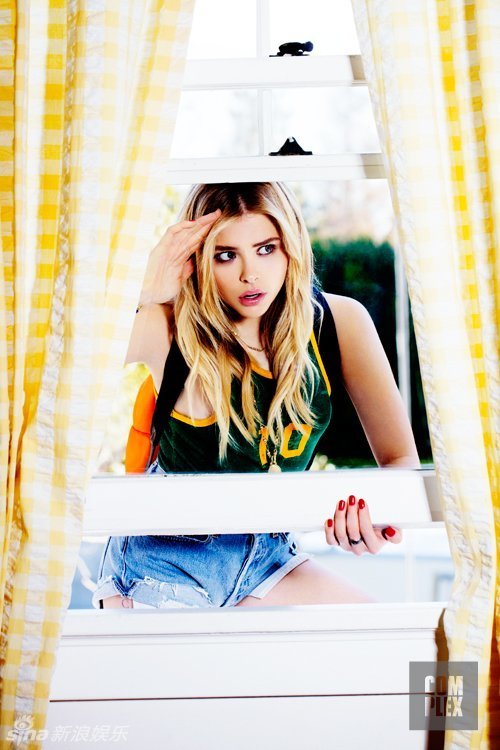 超杀女莫瑞兹写真养眼 眼神犀利超有型