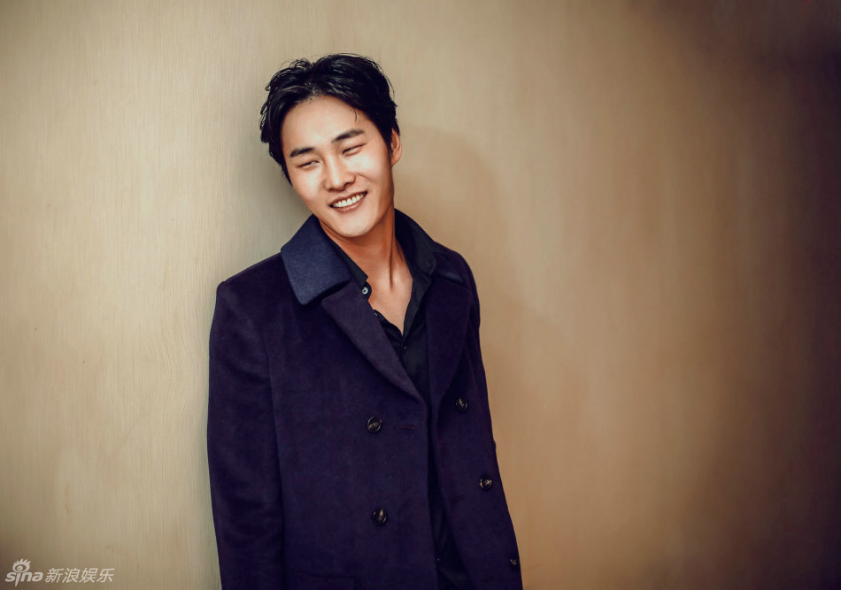 新浪娱乐讯 李振曝光一组写真.片中李振身着深紫色天鹅绒外套,内搭黑