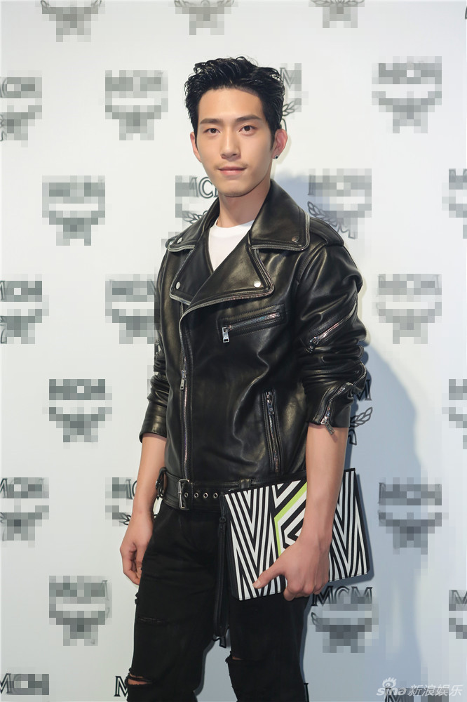 新浪娱乐讯 23日,井柏然现身香港出席店活动,并以一身夹克造型帅气