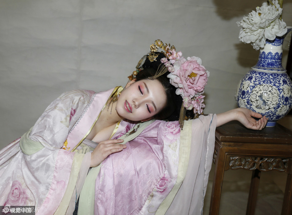 韩女团att穿艳丽唐装扮武媚娘