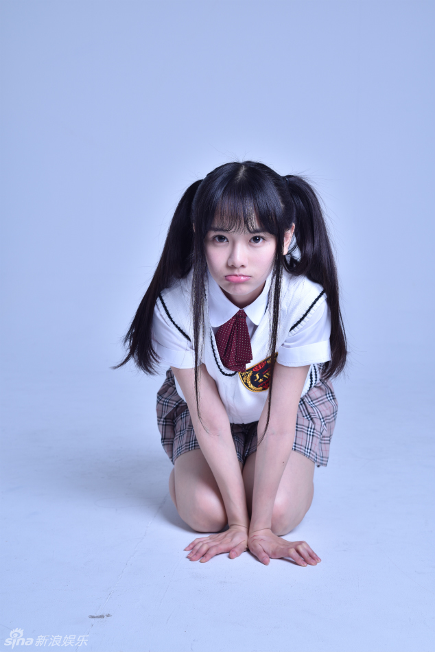 25 10:34:01 1 / 6 新浪娱乐讯 南笙化身校园青春美少女,以一袭白色