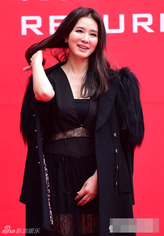 德善妈妈好性感!《1988》李一花蕾丝透视亮相