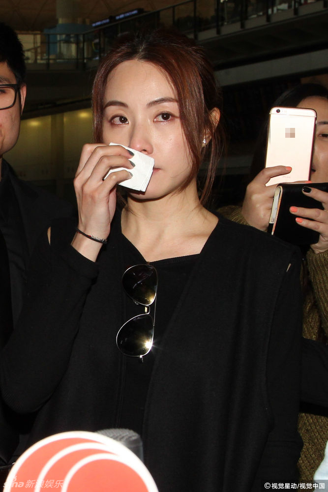 组图:邓丽欣分手后首现身面容憔悴 谈恋情落泪_高清图集_新浪网