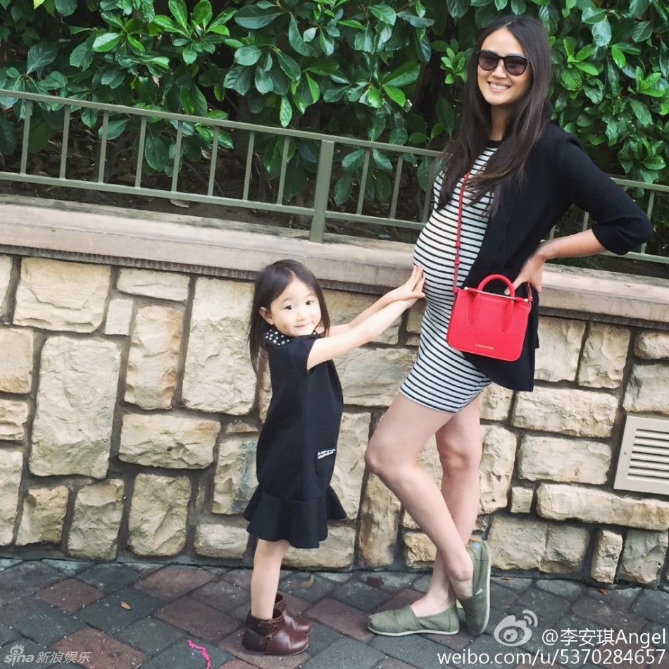 组图: 李小鹏妻子挺孕肚迎接小baby 奥莉乖巧