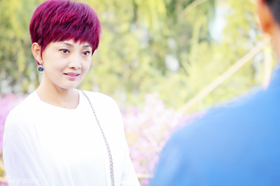 组图:《麻辣芳邻》张国强牛莉玩转花海小清新