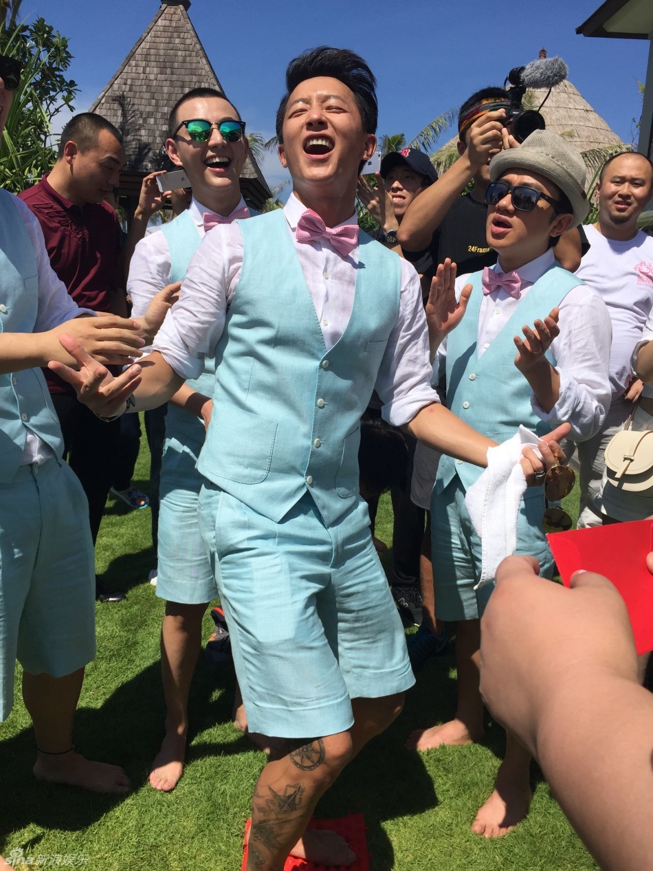 韩庚在包贝尔婚礼上大脱衣