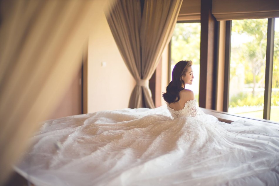 组图:包文婧唯美婚纱大片 难掩幸福待嫁心