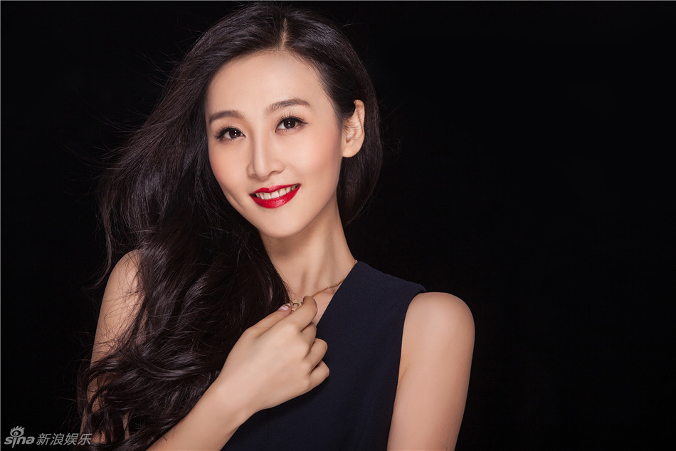 新浪娱乐讯 近日,钱璇的一组写真新鲜出炉.