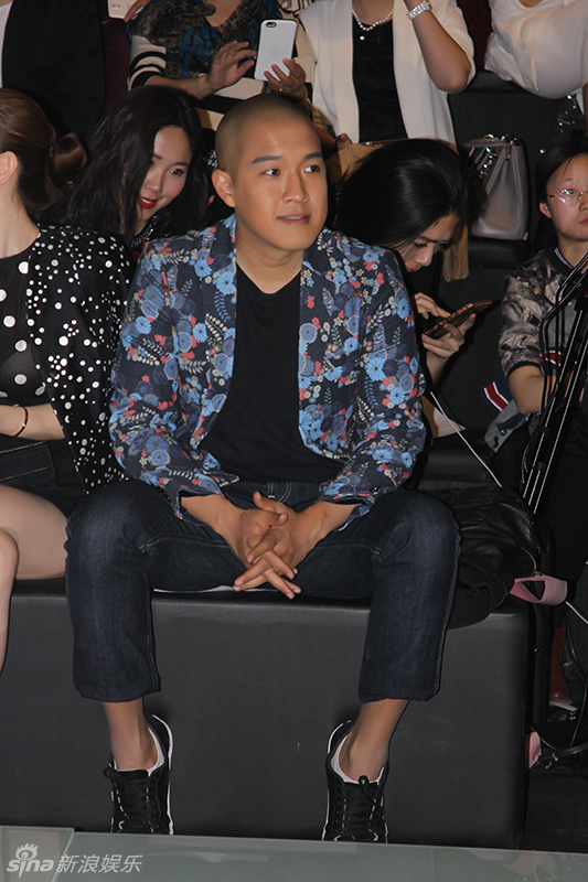 组图:张博宇黑超潮服痞气十足现身时装周_高清图集_新浪网