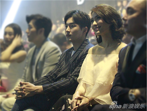 在后台接受采访时,辉灿表示自己的日常装扮主要是以舒适为主.