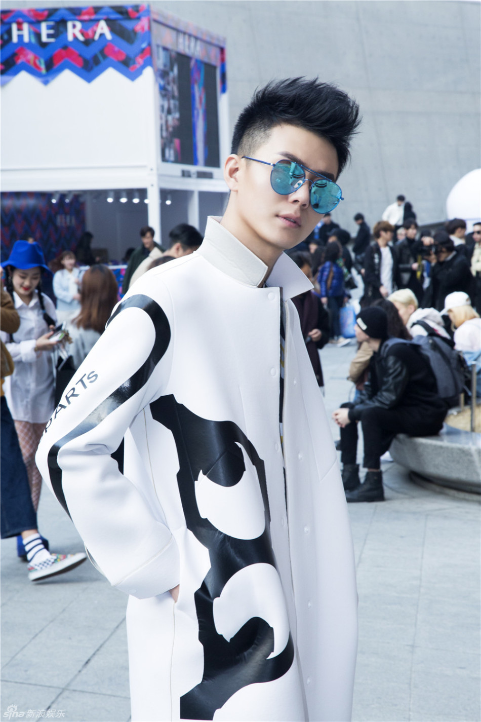 新浪娱乐讯 孙玮伦曝光了一组首尔时装周街拍,不论是潮范儿还是英伦范