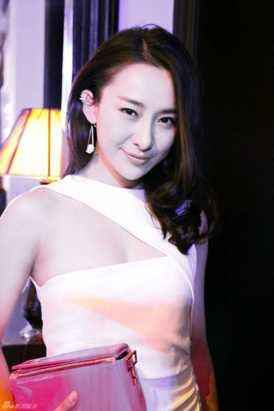 01 09:48:51 1 / 4 新浪娱乐讯 吉丽一袭素雅