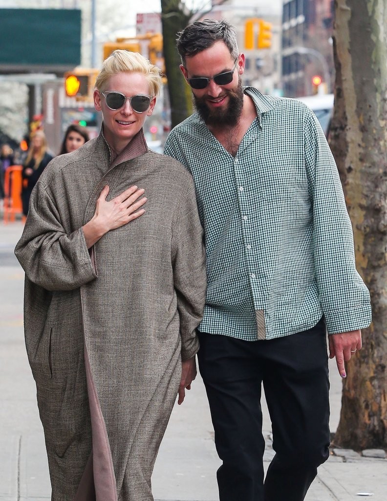 新浪娱乐讯 蒂尔达·斯文顿与男友sandro kopp甜蜜在纽约外出,比男友