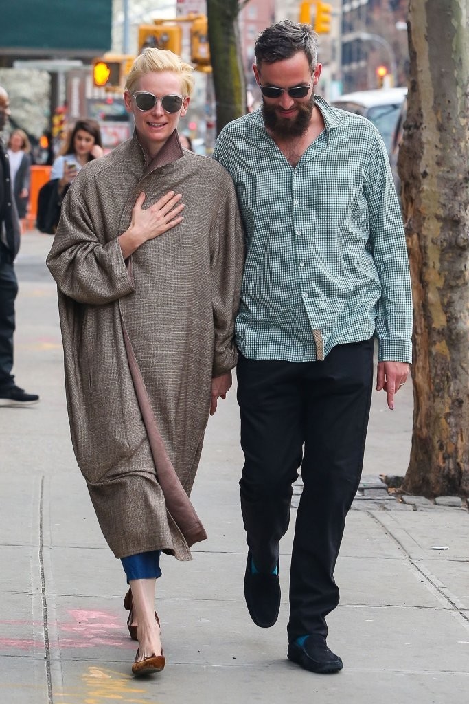 新浪娱乐讯 蒂尔达·斯文顿与男友sandro kopp甜蜜在纽约外出,比男友