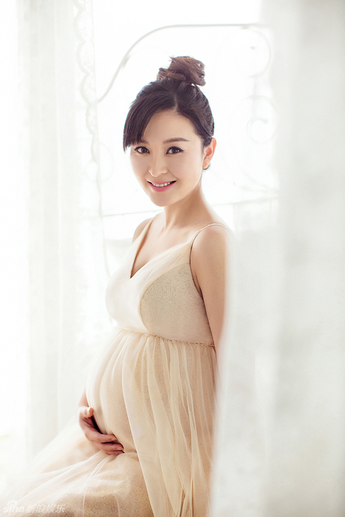 戴娇倩在上海顺利产下一名女婴,宝宝体重2535克,母女平安,戴娇倩为爱