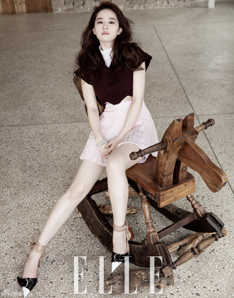 新浪娱乐讯 刘亦菲最新《elle》大片曝光,洒脱十足,美腿诱人.